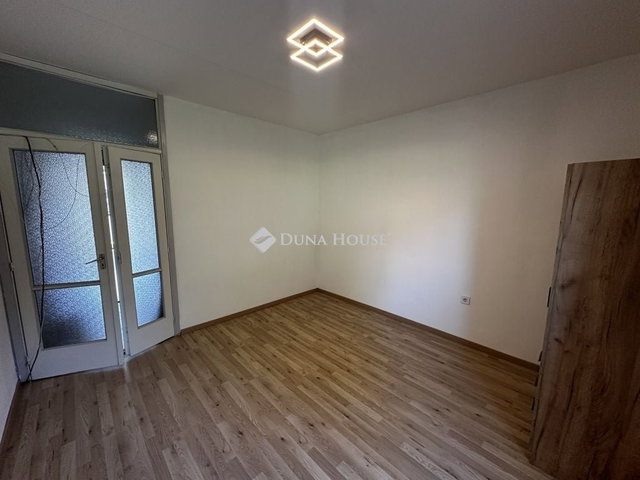 Eladó panellakás, Pécsett 40.9 M Ft, 2 szobás