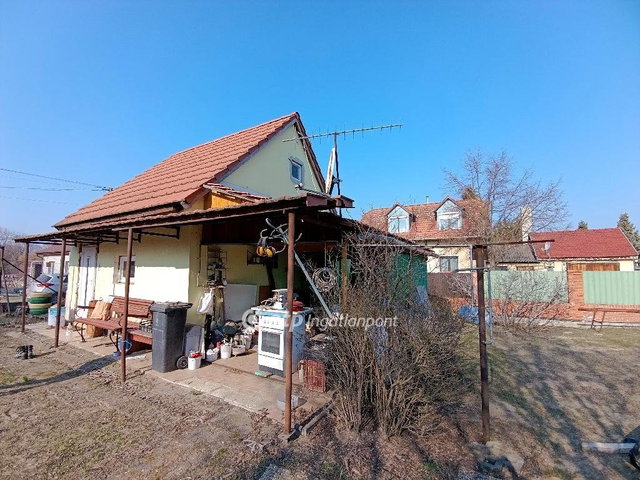 Eladó családi ház, Zsombón 26.9 M Ft, 2 szobás