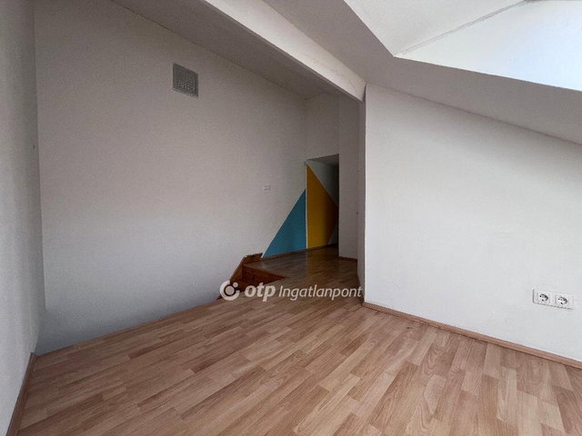 Eladó téglalakás, Pécsett 95.5 M Ft, 3 szobás