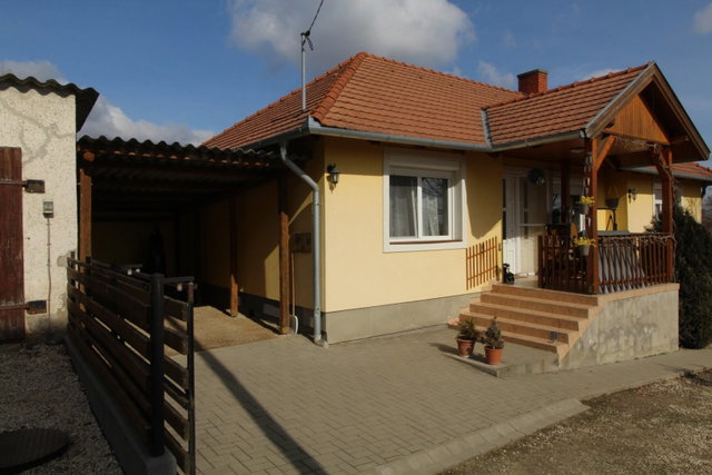 Eladó családi ház, Lesencetomajon 90 M Ft, 5+1 szobás