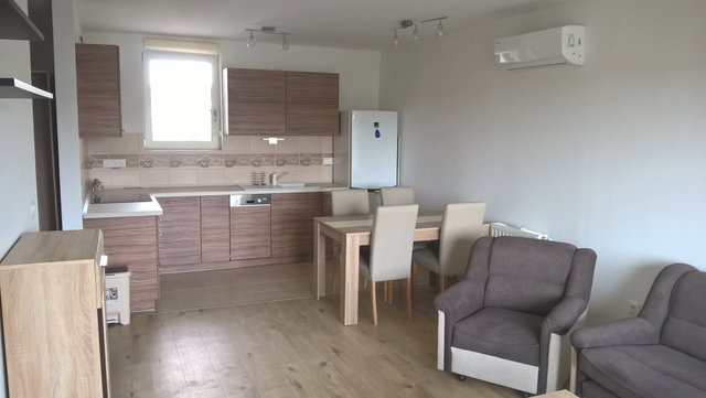 Kiadó téglalakás, albérlet, Pécsett, Megyeri téren, 2 szobás