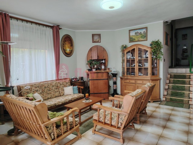 Eladó családi ház, Pécsett 89.9 M Ft, 6 szobás