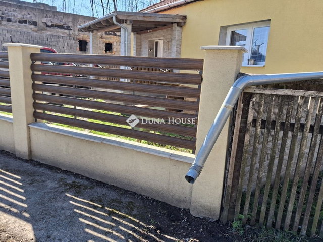 Eladó családi ház, Bicskén 30 M Ft, 3 szobás