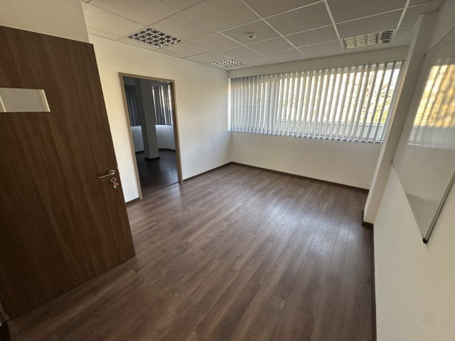 Kiadó iroda, Várpalotán, Szent István úton 118 E Ft / hó