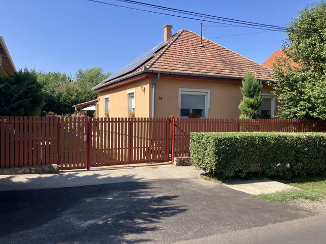 Eladó családi ház, Csomádon 99 M Ft, 3 szobás
