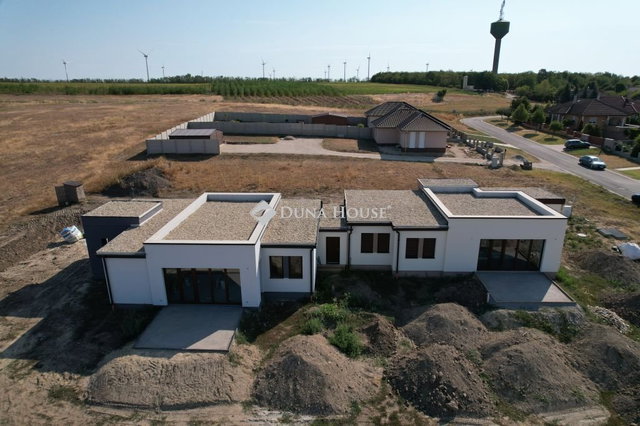 Eladó ikerház, Bábolnán 121 M Ft, 4 szobás