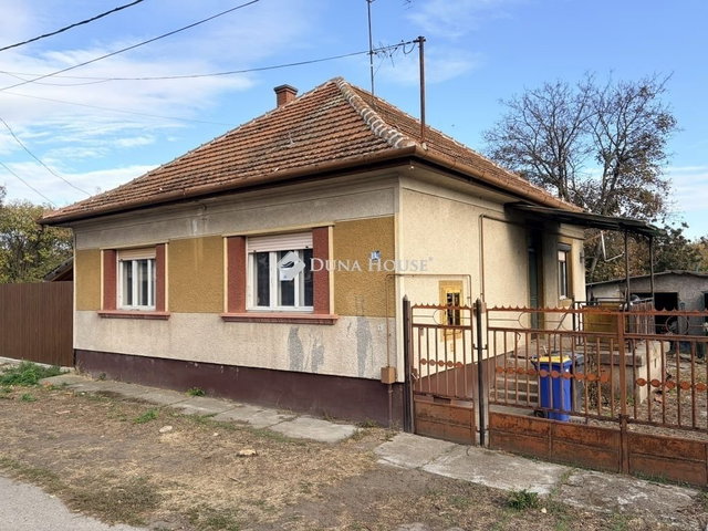 Eladó családi ház, Cegléden 44.9 M Ft, 3 szobás