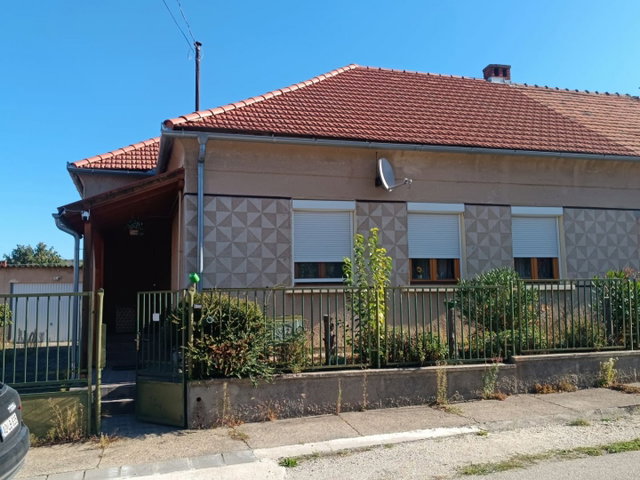 Eladó ikerház, Ajkán 39.5 M Ft, 2 szobás / költözzbe.hu