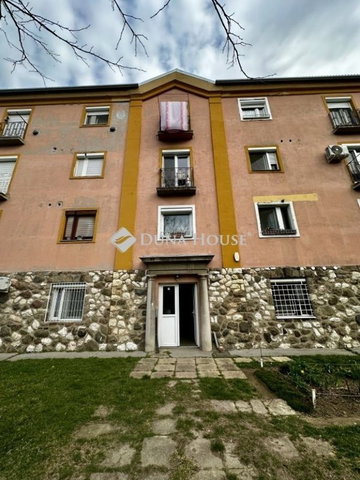 Eladó téglalakás, Komlón 18 M Ft, 1 szobás