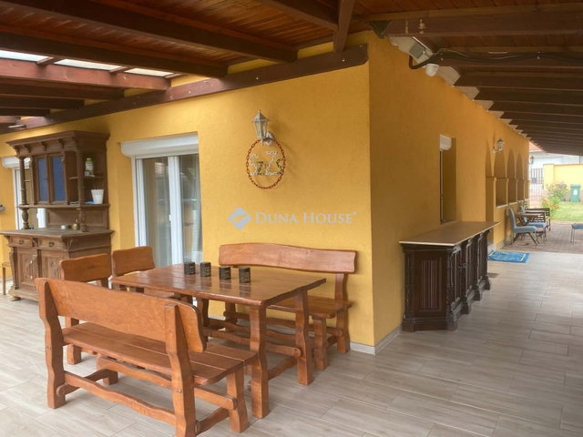 Eladó családi ház, Felcsúton 150 M Ft, 5 szobás