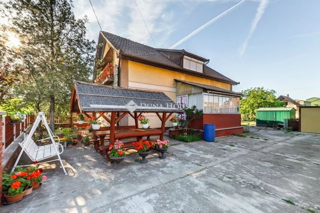 Eladó nyaraló, Cserkeszőlőn 45.5 M Ft, 6 szobás