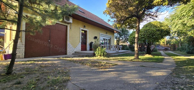 Eladó családi ház, Cegléden 87 M Ft, 4 szobás