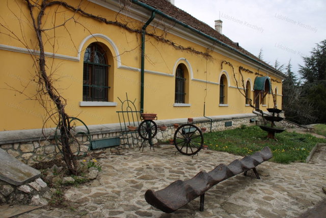 Eladó családi ház, Cserszegtomajon 178 M Ft, 8 szobás