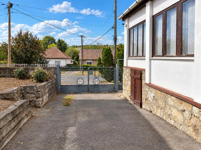 Eladó családi ház, Vécsen 14.9 M Ft, 2 szobás