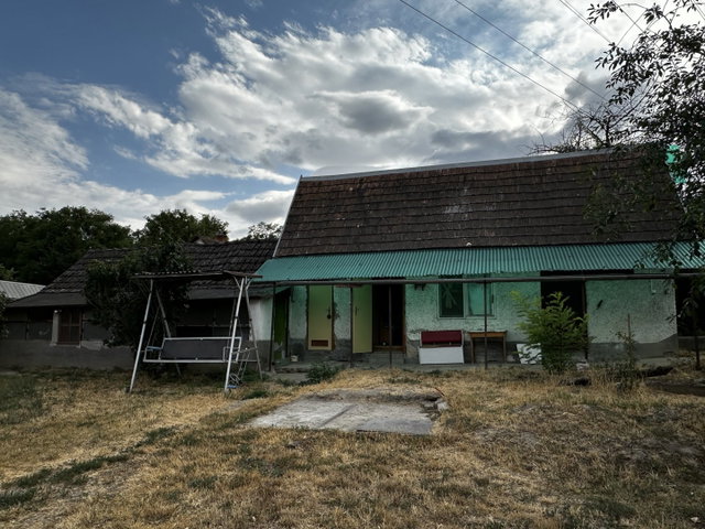 Eladó családi ház, Dunaújvárosban 28 M Ft, 1 szobás