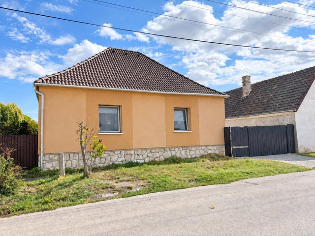 Eladó családi ház, Komáromban 77 M Ft, 4 szobás