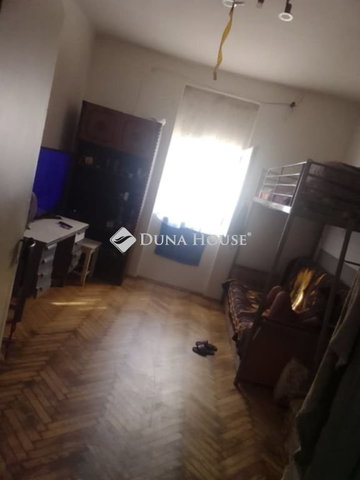 Eladó téglalakás, Komlón, Kazinczy Ferenc utcában 5.5 M Ft