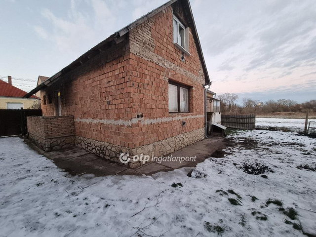Eladó családi ház, Pápán 48.99 M Ft, 5 szobás