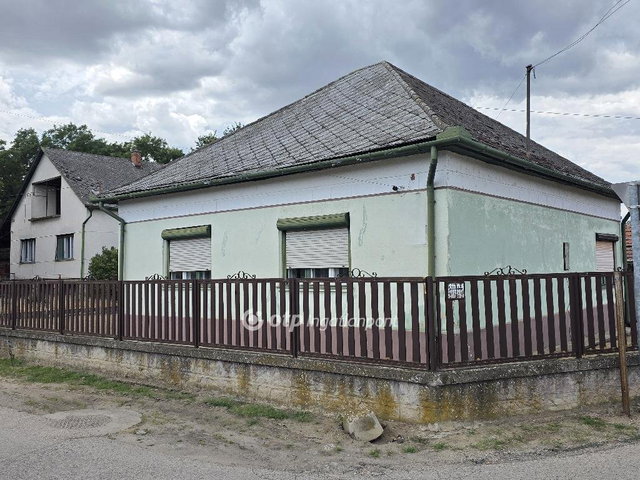 Eladó családi ház, Tiszaföldváron 16.5 M Ft, 3+1 szobás