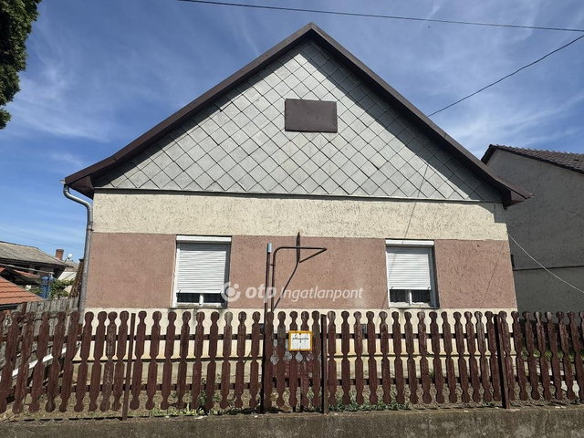 Eladó családi ház, Kunmadarason 9 M Ft, 2 szobás