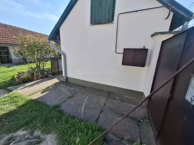 Eladó családi ház, Kiskunfélegyházán 9.9 M Ft, 1 szobás