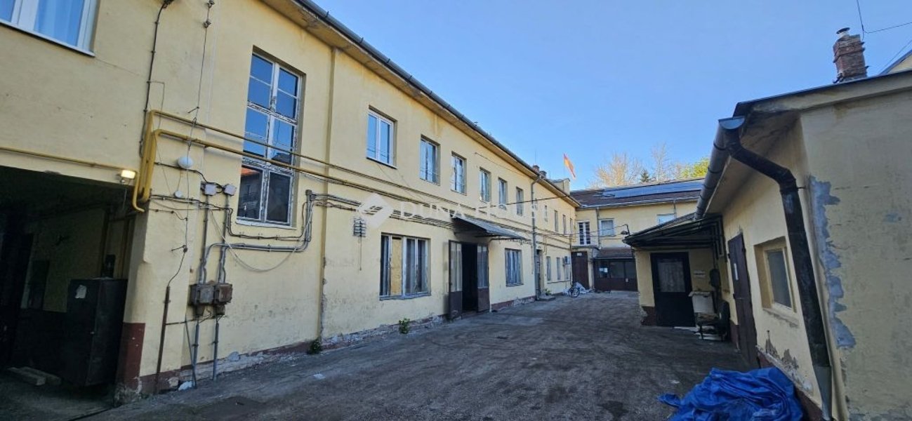 900m² · 150.000.000 ft