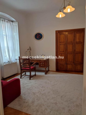 Kiadó téglalakás, albérlet, Pécsett, Király utcában, 2 szobás