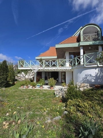 Eladó családi ház, Pécsett 172 M Ft, 6 szobás