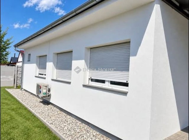 Eladó családi ház, Mosonszentmiklóson 110 M Ft, 8 szobás