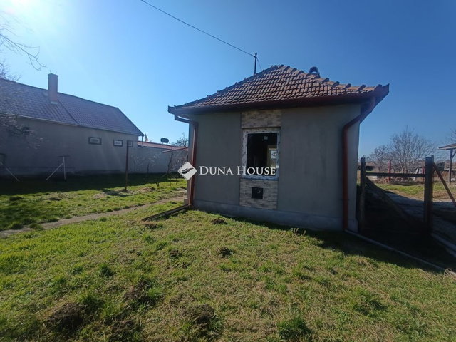 Eladó családi ház, Újszászon 20 M Ft, 2 szobás