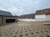Eladó téglalakás, Szekszárdon 135 M Ft, 3+2 szobás