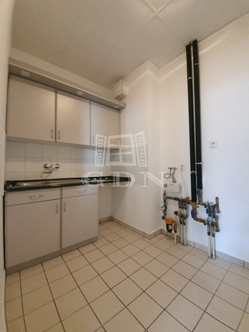 Kiadó iroda, Székesfehérvárott 250 E Ft / hó