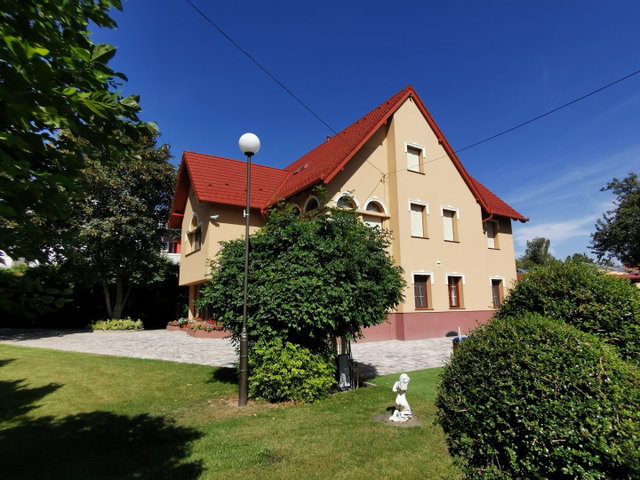 Eladó családi ház, Balatonalmádiban 338 M Ft, 10 szobás
