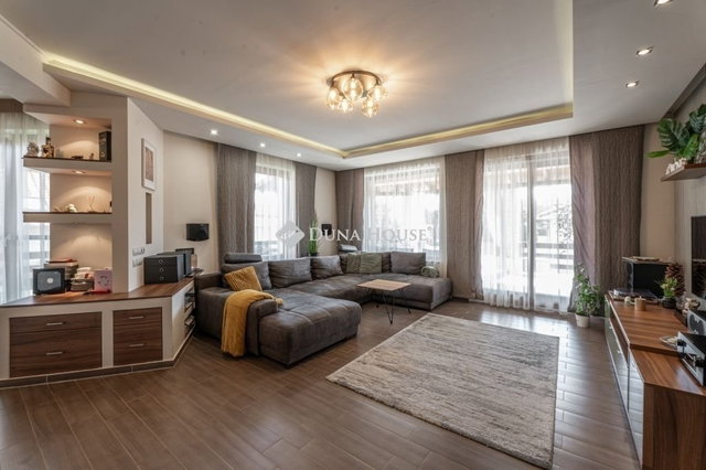 Eladó családi ház, Kecskeméten 330 M Ft, 5 szobás