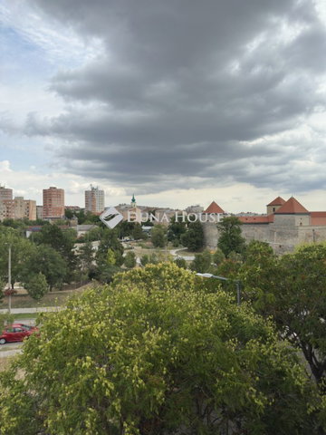 Eladó téglalakás, Várpalotán 44.9 M Ft, 2 szobás