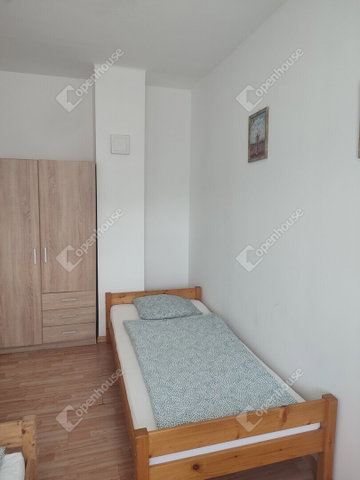 Kiadó családi ház, albérlet, Tatán 675 E Ft / hó, 4 szobás