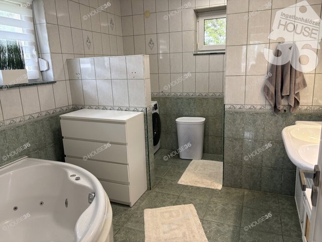 Eladó családi ház, Kecskeméten 99.9 M Ft, 4 szobás