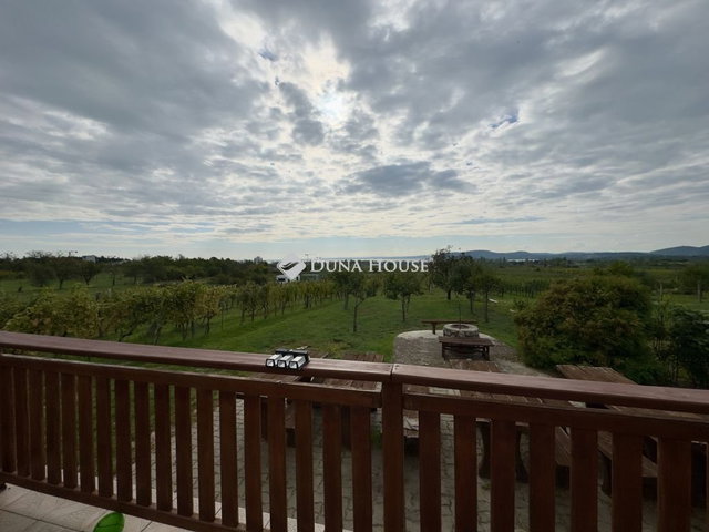 Eladó nyaraló, Balatonfüreden 219 M Ft, 5 szobás
