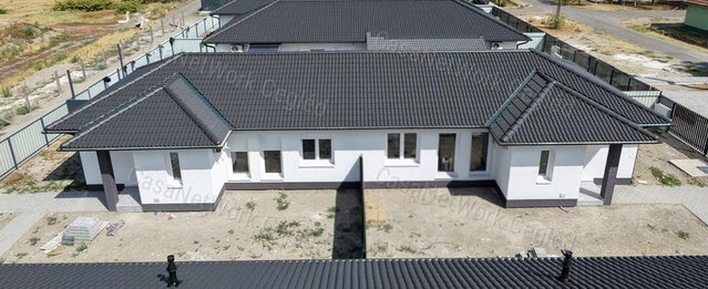 Eladó ikerház, Cegléden 60 M Ft, 4 szobás / költözzbe.hu