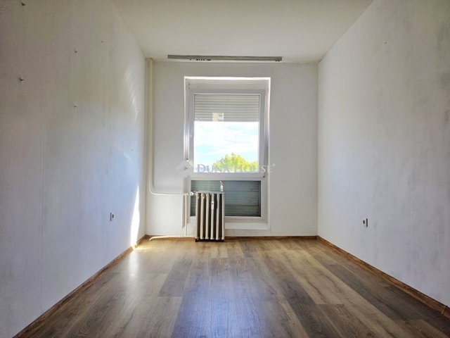 Eladó panellakás, Pécsett 44.9 M Ft, 3 szobás