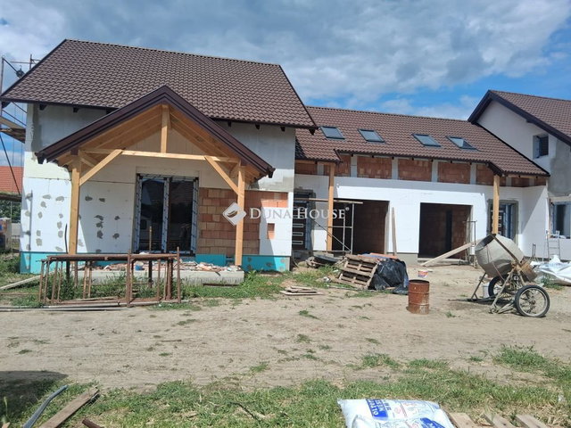 Eladó ikerház, Taksonyon 129.9 M Ft, 5 szobás