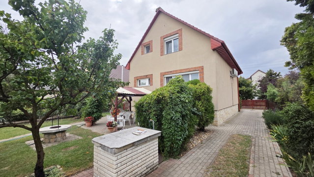 Eladó családi ház, Debrecenben 120 M Ft, 5 szobás