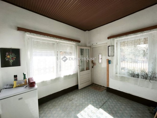 Eladó családi ház, Dunaújvárosban 35.5 M Ft, 2 szobás