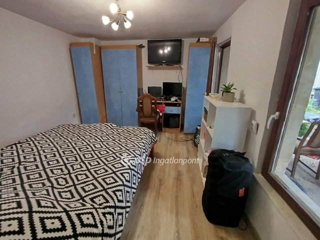 Eladó családi ház, Pécsett 22.9 M Ft, 1 szobás