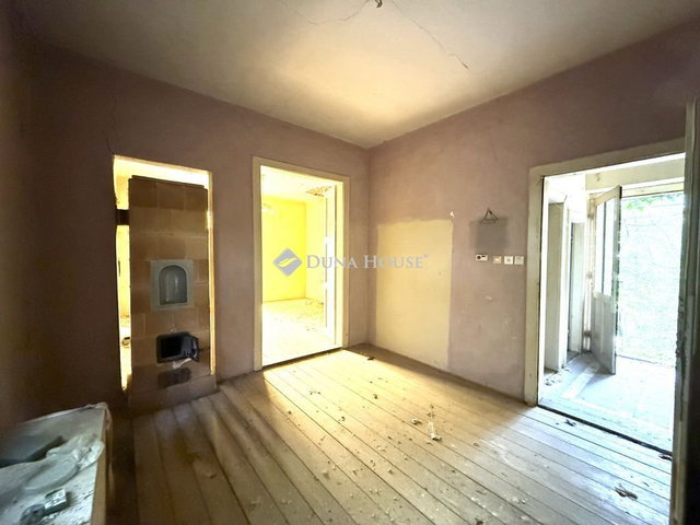 Eladó családi ház, Pécsett 21.9 M Ft, 2 szobás