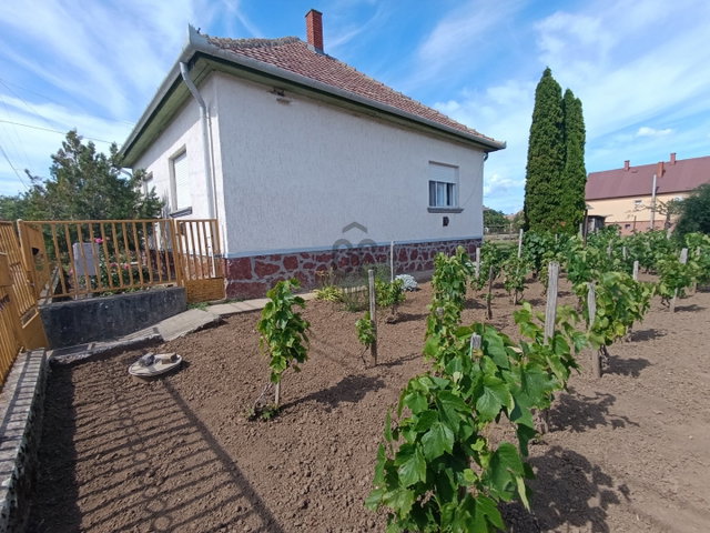 Eladó családi ház, Csécsén 20.2 M Ft, 2 szobás