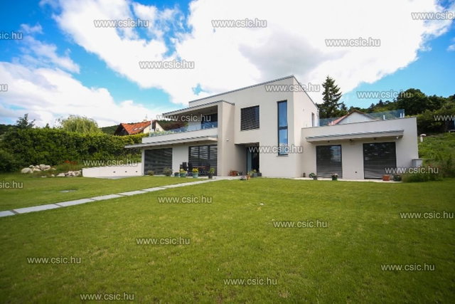 Eladó családi ház, Szentendrén 449.9 M Ft, 4 szobás