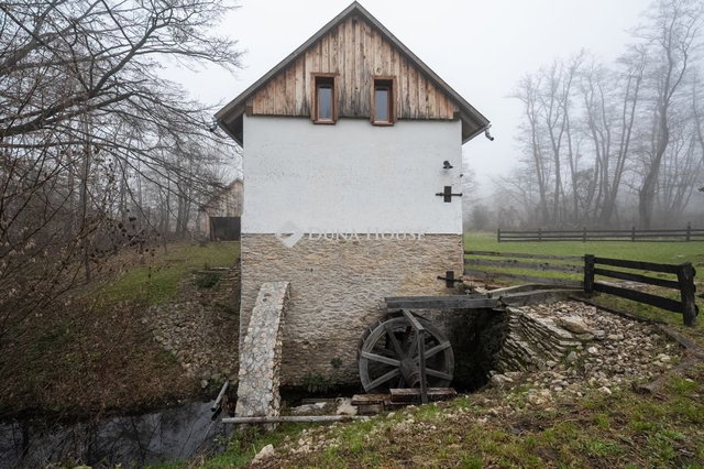 Eladó mezogazdasagi ingatlan, Pápateszéren 180 M Ft, 4 szobás