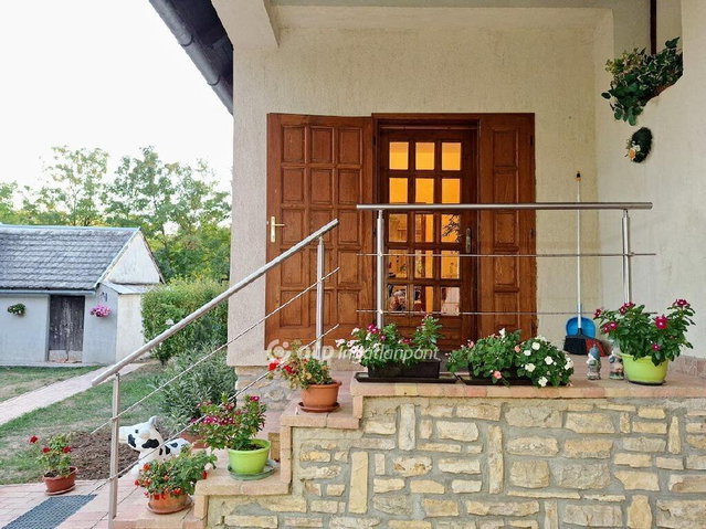 Eladó családi ház, Veszprémben 96 M Ft, 3 szobás