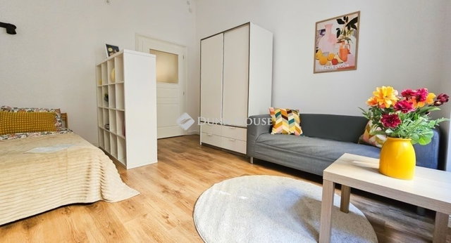 Eladó téglalakás, Budapesten, VI. kerületben 52.9 M Ft, 1 szobás
